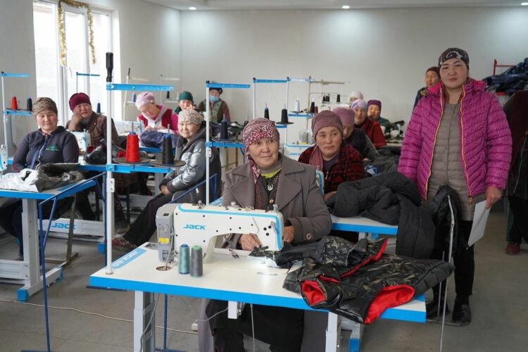Жительница Кочкорского района Нарынской области Муратбекова Айпери открыла швейных цех и обеспечила работой сельчан